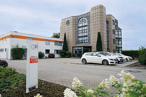 Außenansicht des Firmengebäudes der ZVG in Troisdorf