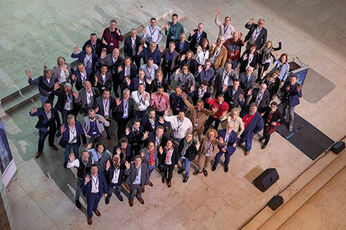 Gruppenfoto vom IKS Forum 2022 in Magdeburg aus der Vogelperspektive