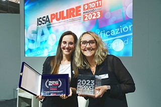 Stefanie und Katharina Hagleitner, Gewinnerinnen des Product of the Year Award 2023 auf der ISSA-Pulire in Mailand. Die beiden Frauen lächeln in die Kamera und präsentieren den Award.