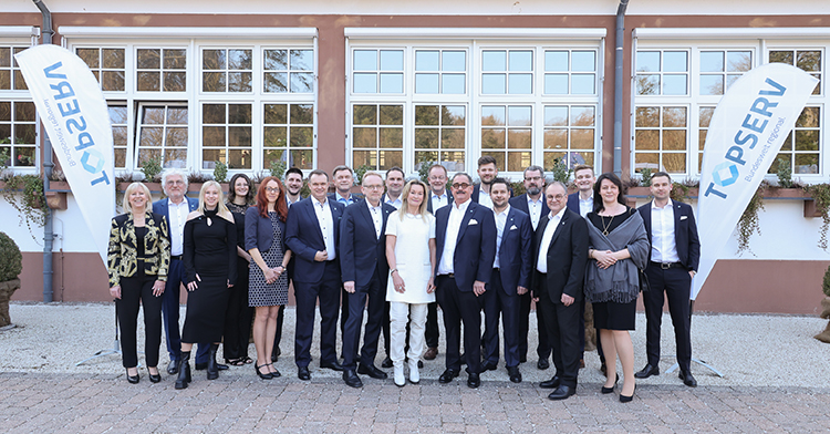 Gruppenfoto der Führungsmannschaft von TOPSERV und den jeweiligen Unternehmen auf dem TOPSERV Kick-Off-Event in Zweibrücken.